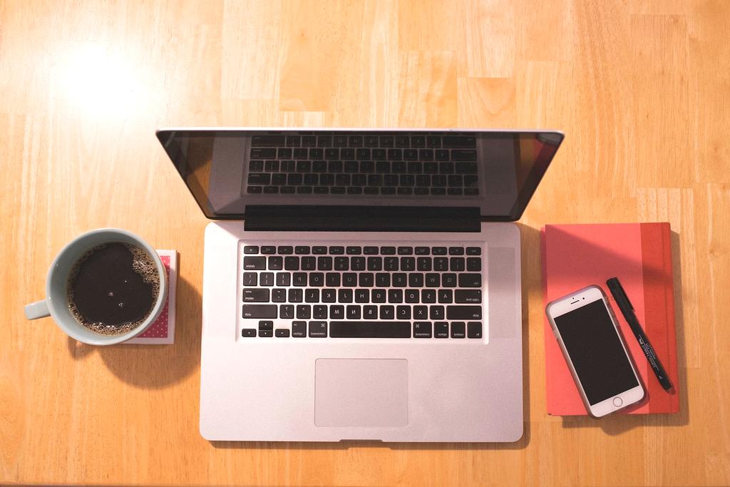 Speed optimization icon with lightning bolt design